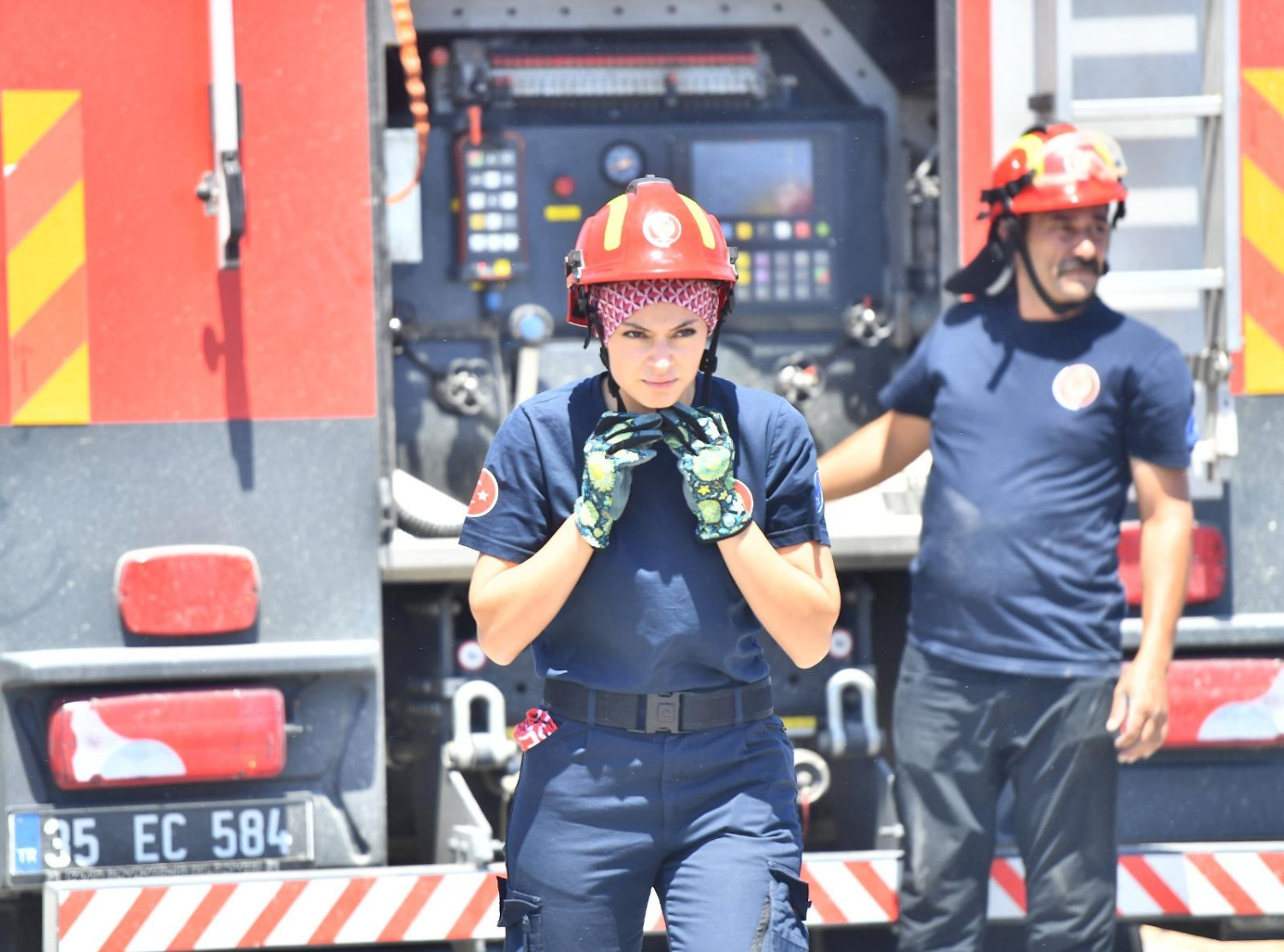 İzmir İtfaiyesi'nden depremin merkez üssü Sındırgı'ya destek